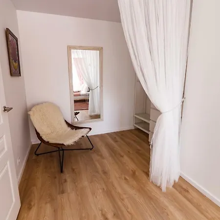 Apartment Spacious Close To The Old Town